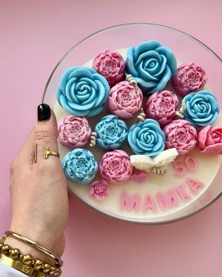 • P I N K & B L U E • Z této barevné kombinace jsem měla trošku strach 🤔 Většinou je v personalizovaných svíčkách jen...