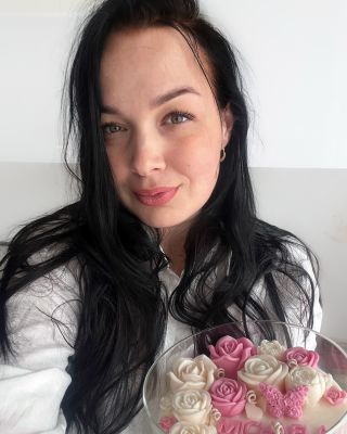 Ahoj, jsem Aneta ❤️ Vytvářím pro Vás personalizované svíčky na míru, sezónní kolekce a také dřevěné dekorace a originální...