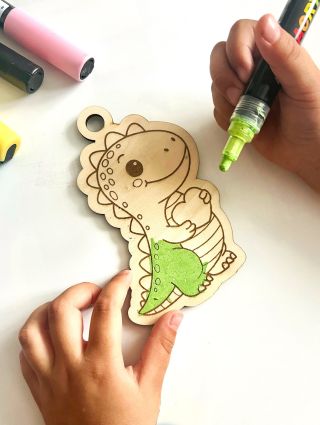 Mám tady nějaké milovníky dinosaurů? 💚 #omalovanky #prodeti #gravirovani #cz #smallbusiness #cz #darek #narozeniny #skolka...