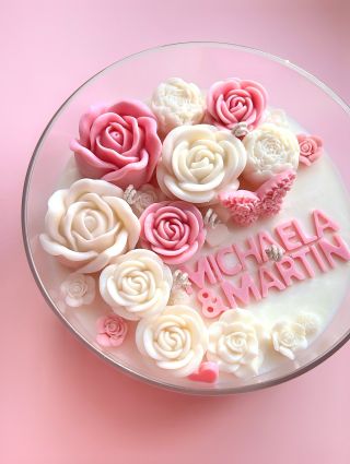 Martin & Michaela 🩷🤍 Velká personalizovaná svíčka v bílo růžové, tato kombinace je Vaše nejoblíbenější a já ji naprosto...