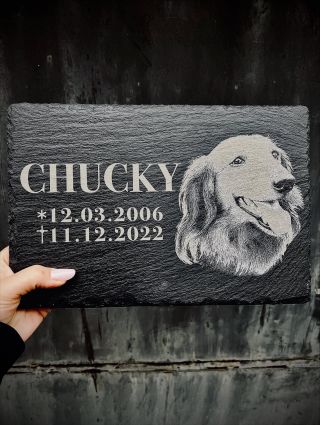 Gravírovaný vzpomínkový pomníček Vašeho mazlíčka 🪽🖤 Břidlice 30/20 cm 🖤 #gravirovani #pejsek #pomnik #rip #objednavka...